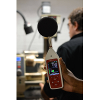 معدات قياس الضوضاء في مكان العمل.