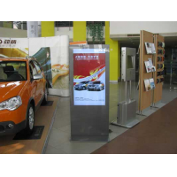 لافتات رقمية LCD في صالة عرض السيارات