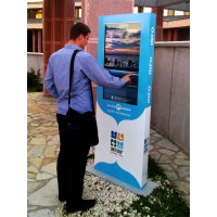 En mand ved hjælp af en udendørs touch screen totem
