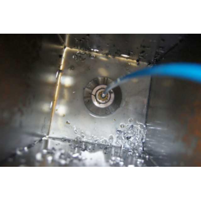 CNC kølevæske genanvendelsessystem, der bruges i en sværdetæppe.