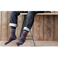 En mand iført stribede sokker fra den førende leverandør af kvalitetssokker.