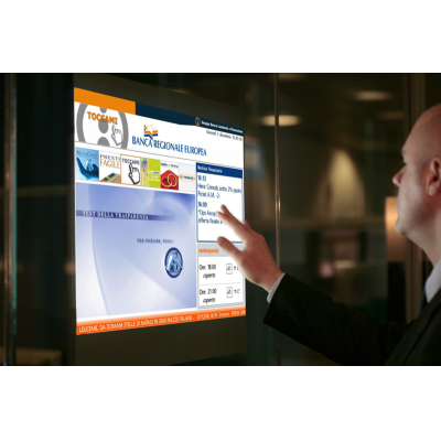 Ein Mann, der einen PCAP kundenspezifischen Touch Screen verwendet