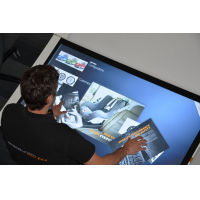 Ein Mann mit einem Multi-Touchscreen von führenden Touch-Folien-Herstellern