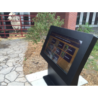 Multi-Touch-Screen-Overlay an einem Kiosk mit Kuh im Hintergrund angewendet