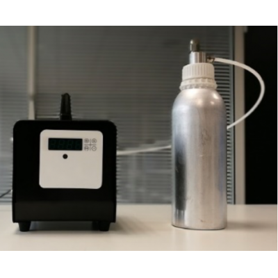 Industriellen Lufterfrischer mit Duftflasche aromatisieren.