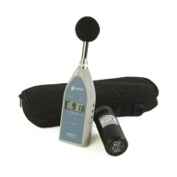 Geräuschmessgerät mit akustischem Kalibrator-Kit eines internationalen Herstellers von Dezibelmessgeräten.
