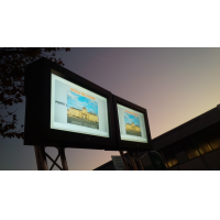 Außen Digital Signage-Gehäuse in situ außerhalb
