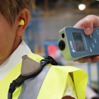 The wearable noise dosimeter is lightweight, robust and easy to use.