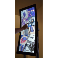 Una pantalla táctil capacitiva proyectada de cristal curvo.