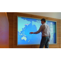 Un hombre que usa una gran pantalla PCAP de VisualPlanet, fabricantes de pantallas táctiles