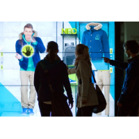 Una pareja que usa una ventana de escaparate de pantalla táctil de gran formato