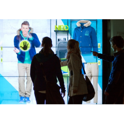 Una pareja que usa una ventana de escaparate de pantalla táctil de gran formato