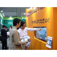 Dos hombres usando una pantalla táctil con papel de aluminio interactivo