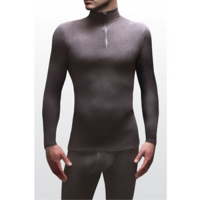 La camiseta interior térmica de microfibra para hombre es suave y cálida.
