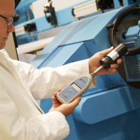 Un hombre calibrando un medidor de sonido de Pulsar Instruments, el fabricante líder de medidores de decibelios.