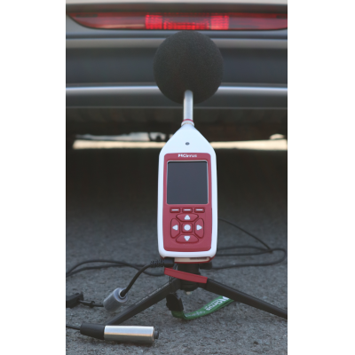 Medidor de decibelios Bluetooth haciendo medición de ruido del motor