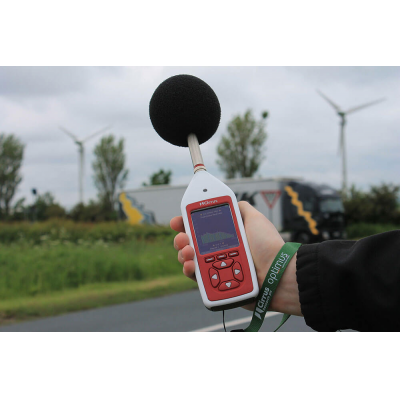 La herramienta de medición de ruido ambiental y ocupacional verde Optimus en uso.