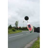 Un dispositivo de medición de ruido ambiental y ocupacional Optimus que se utiliza en el exterior por una carretera.