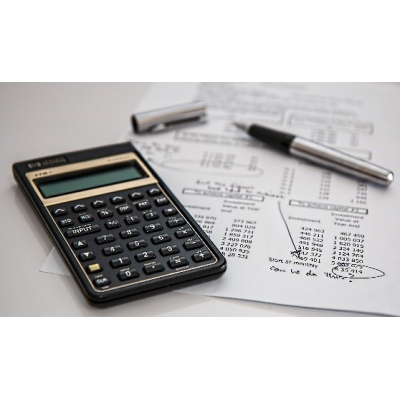 Técnica de ajuste de presupuesto: calculadora y balance.