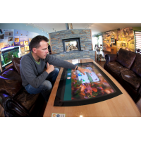 Un homme utilisant une table à écran tactile PCAP