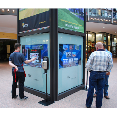 Un écran tactile d'orientation dans un centre commercial