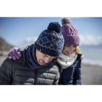 Un homme et une femme portant des chapeaux chauds d'un fournisseur de chapeaux thermiques.