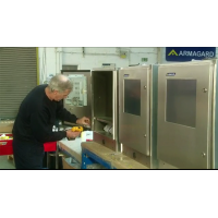 Personnel du fabricant de l'enceinte industrielle au travail.