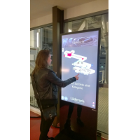 प्रो कैप टच स्क्रीन टोटेम का उपयोग कर एक महिला