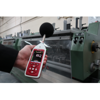 एक कारखाने में एक सिरस ध्वनि स्तर मीटर का उपयोग।