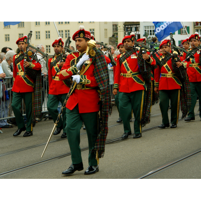 एक आधुनिक मार्चिंग बैंड सैन्य बैगपाइप के समृद्ध इतिहास से लाभान्वित होता है