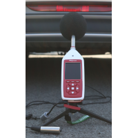 Bluetooth decibel meter mengukur kebisingan kendaraan.