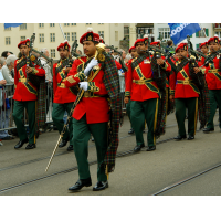 Sebuah marching band modern diuntungkan dari sejarah yang kaya akan bagpipe militer