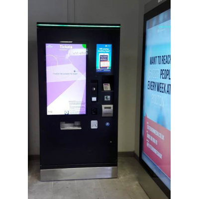 Una macchina per biglietterie touch screen con foglio PCAP