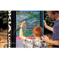 Un chiosco per touch screen esterno VisualPlanet utilizzato da padre e figlio