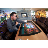 Un tavolo interattivo realizzato con un foglio di VisualPlanet, produttori di pellicole touch screen