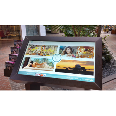 Un chiosco touch screen self-service con un foglio PCAP