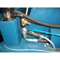 L'attrezzatura per il riciclaggio del liquido di raffreddamento della macchina di Wogaard è installata su una macchina CNC.