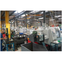 Sistema di riciclaggio dei fluidi di taglio a macchina in un centro di lavoro.