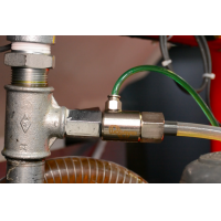 Sistema di riciclaggio dell'olio per taglio a testa scorrevole per il recupero di olio pulito per macchine a controllo numerico.