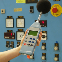 Un lavoratore che utilizza un dispositivo di misurazione del rumore professionale.