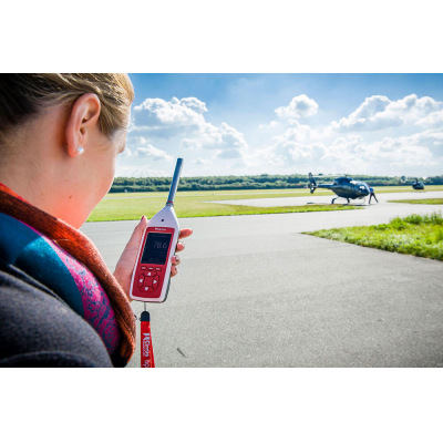 Il misuratore di decibel di base cirro in uso in un aeroporto.