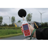 Lo strumento di misurazione del rumore ambientale e occupazionale verde Optimus in uso.