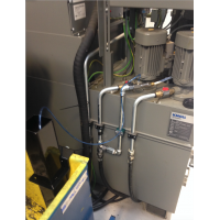 CNC 기계에 설치된 냉각수 회수 시스템.