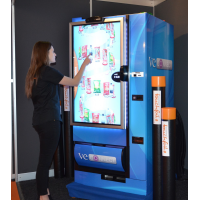 Seorang wanita menggunakan mesin layan diri interaktif kaca sentuh