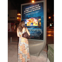 Seorang wanita menggunakan papan tanda digital interaktif PCAP