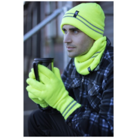 Seorang lelaki yang memakai topi dan sarung tangan penglihatan tinggi dari HeatHolders, pembekal topi termal terkemuka.