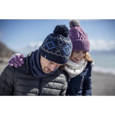 Seorang lelaki dan wanita memakai topi hangat dari pembekal topi termal.
