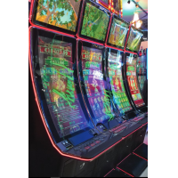 Een gebogen speelautomaat van VisualPlanet, fabrikant van folie voor aanraakschermen