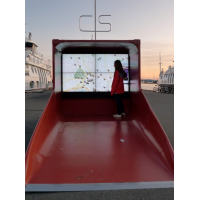 Een vrouw die een PCAP-interactieve wayfinding-kiosk gebruikt