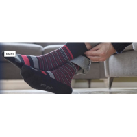 Een man met comfortabele GentleGrip-sokken.